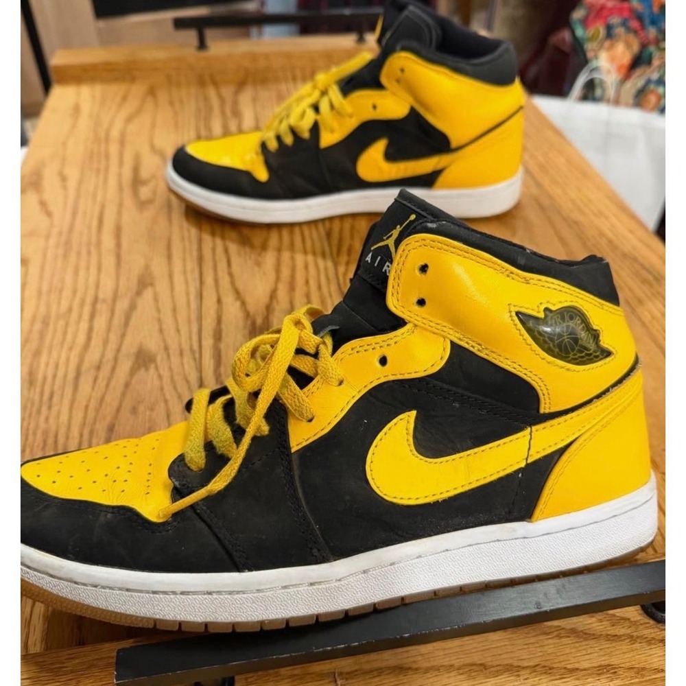 377-Nike Jordan 1 Retro Mid New Love Black Varsity Maize 136085-072 Mens 10.5